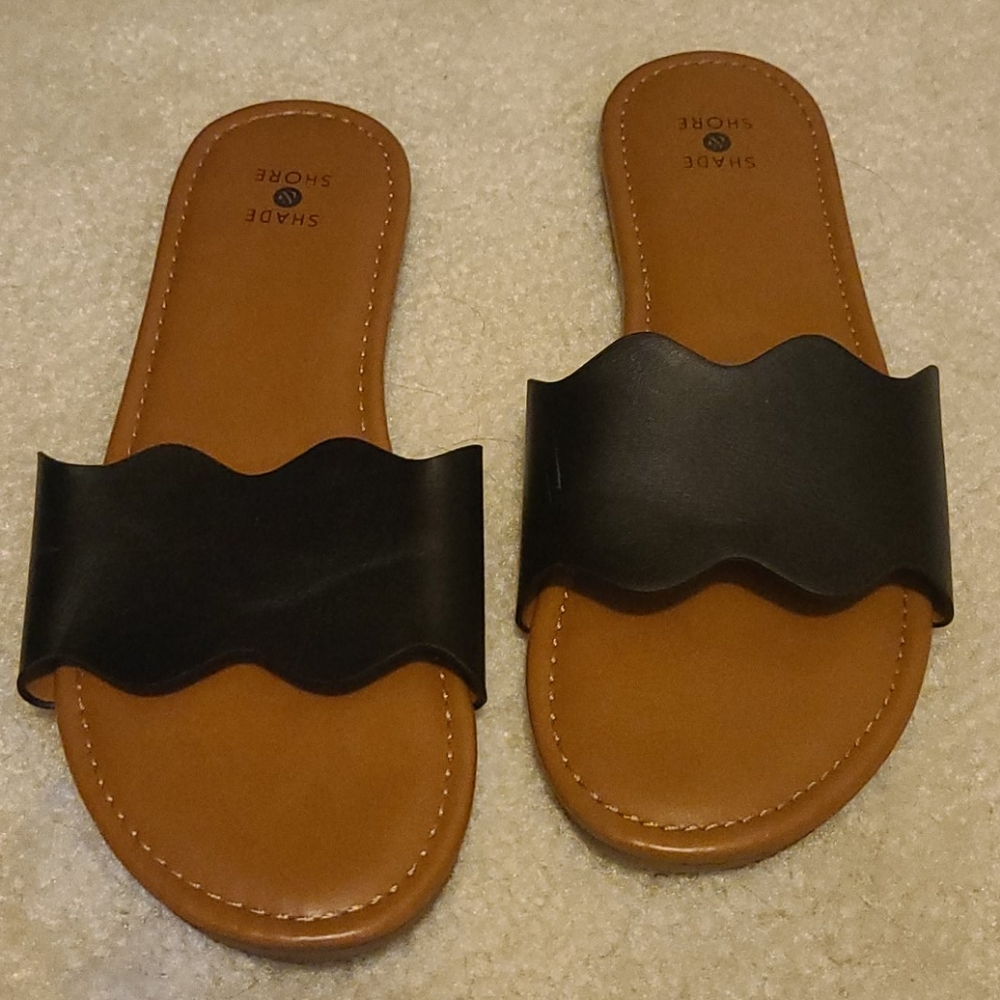Wavy slides sandals